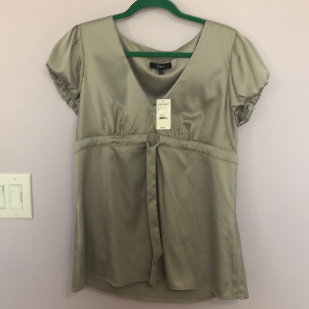 Express women’s grey satin shortsleeved dressy top